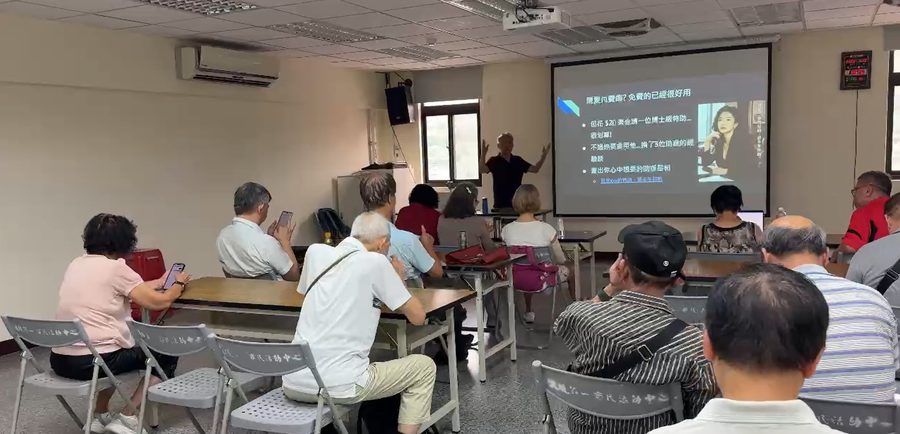 林三璋在免費體驗班現場授課